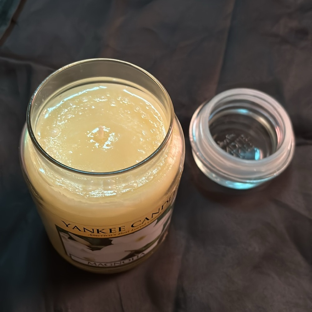 Yankee Candle Magnolia Scented Jar Candle - Cream - Picture 2 of 5